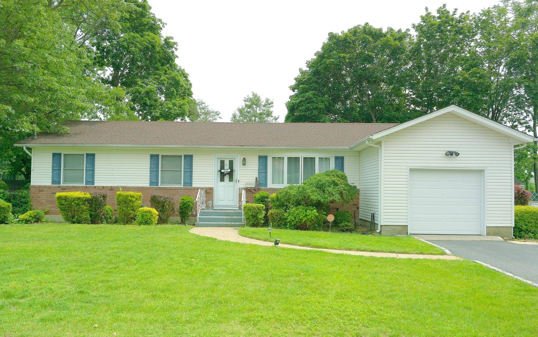 Spacious and beautifully maintained 3 bedroom, 1.