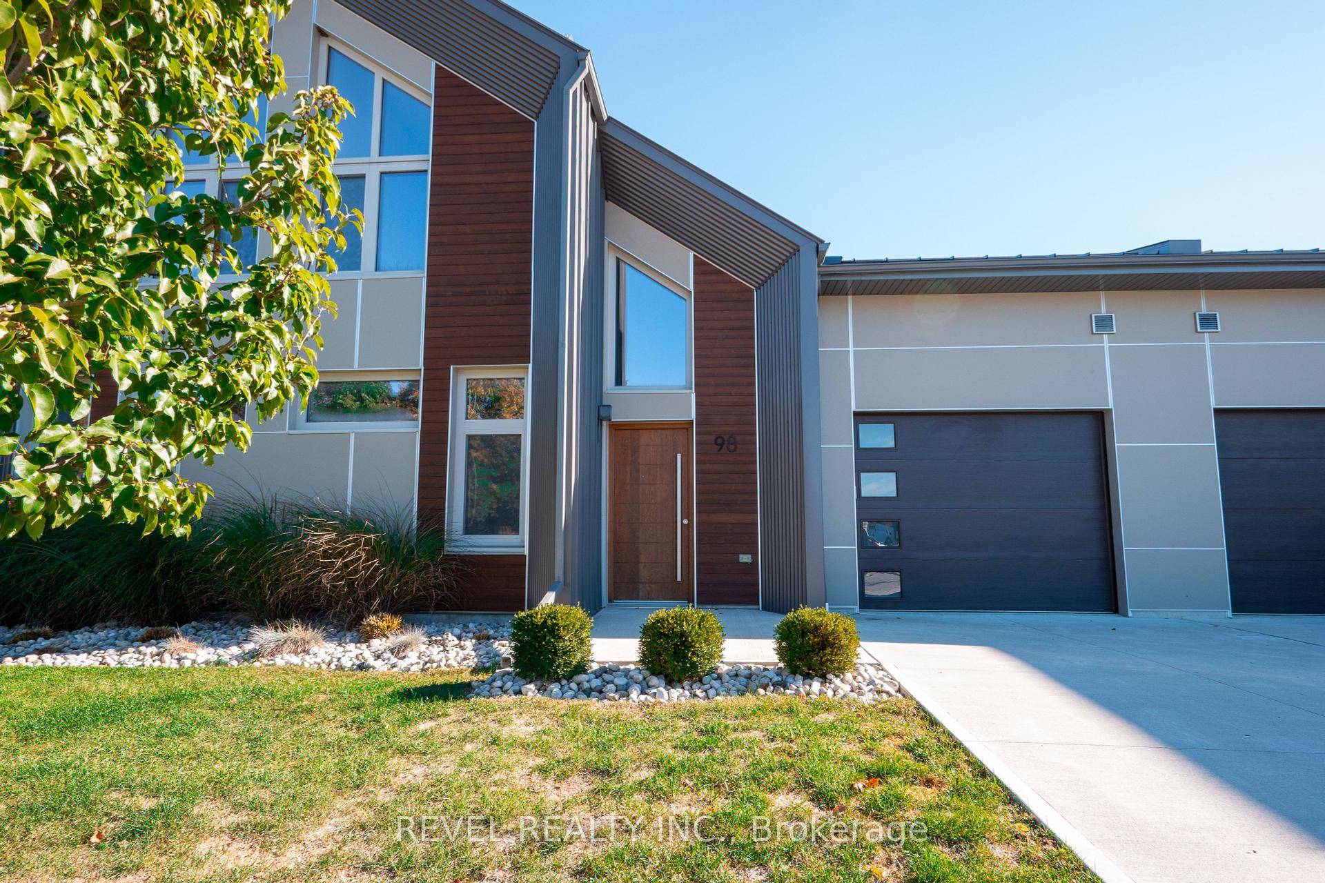 A townhouse that thinks its a detached single family home !