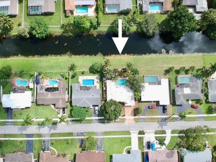 Incredible Waterfront amp ; Pool 4 Bed 2 Bath 2 Car Garage Home.