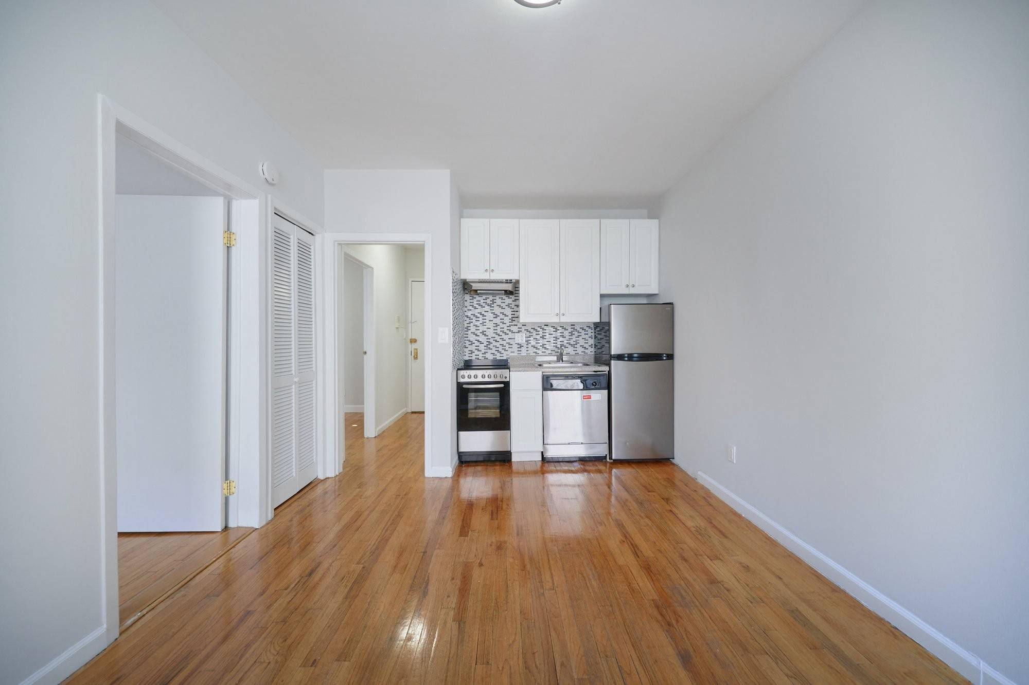 APARTMENT FEATURESQueen Sized BedroomsWhite Kitchen CabinetsDishwasherStainless Steel AppliancesBright amp ; SunnyHardwood FloorsWood Kitchen CabinetsAbundant Closets SpaceBUILDING FEATURESPets allowedLive in SuperClose to the Highline, Bryant Park, Madam