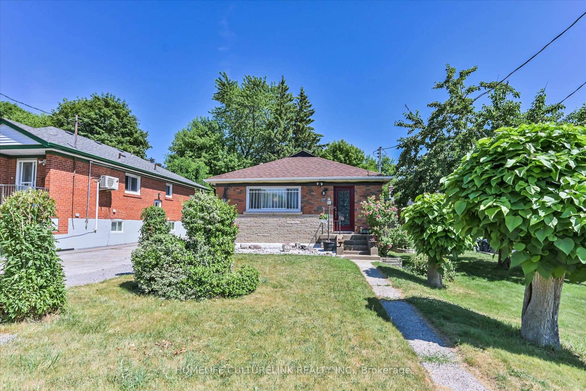 Bright amp ; Spacious 3 1 Bedroom Bungalow in the Heart of Bendale !