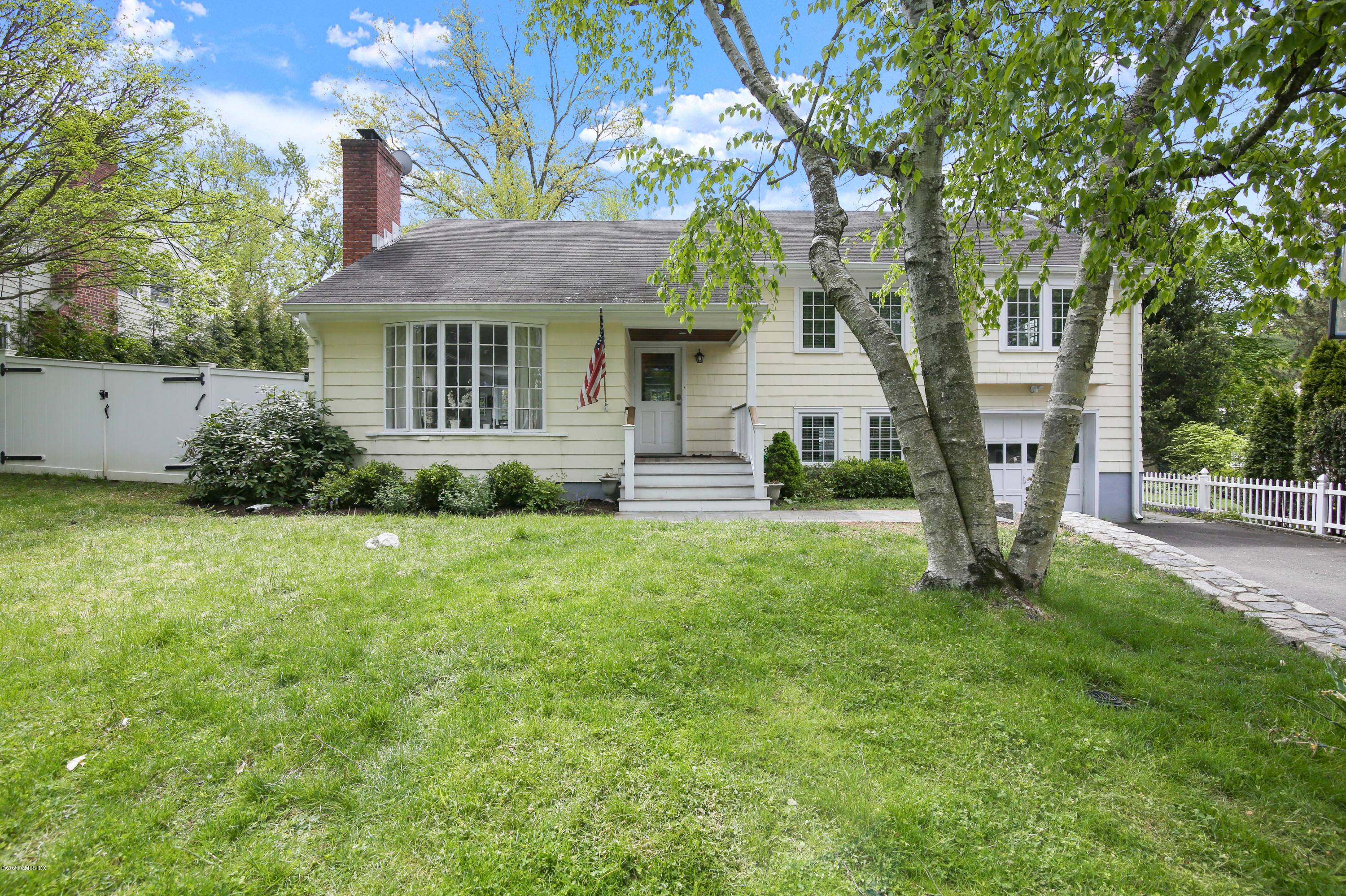 Furnished rental in a great location in Old Greenwich with pool available immediately !