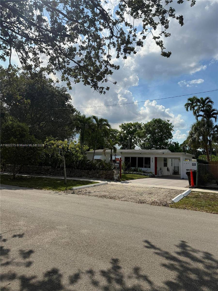 Lovely 3 2, better than new North Riverland home.