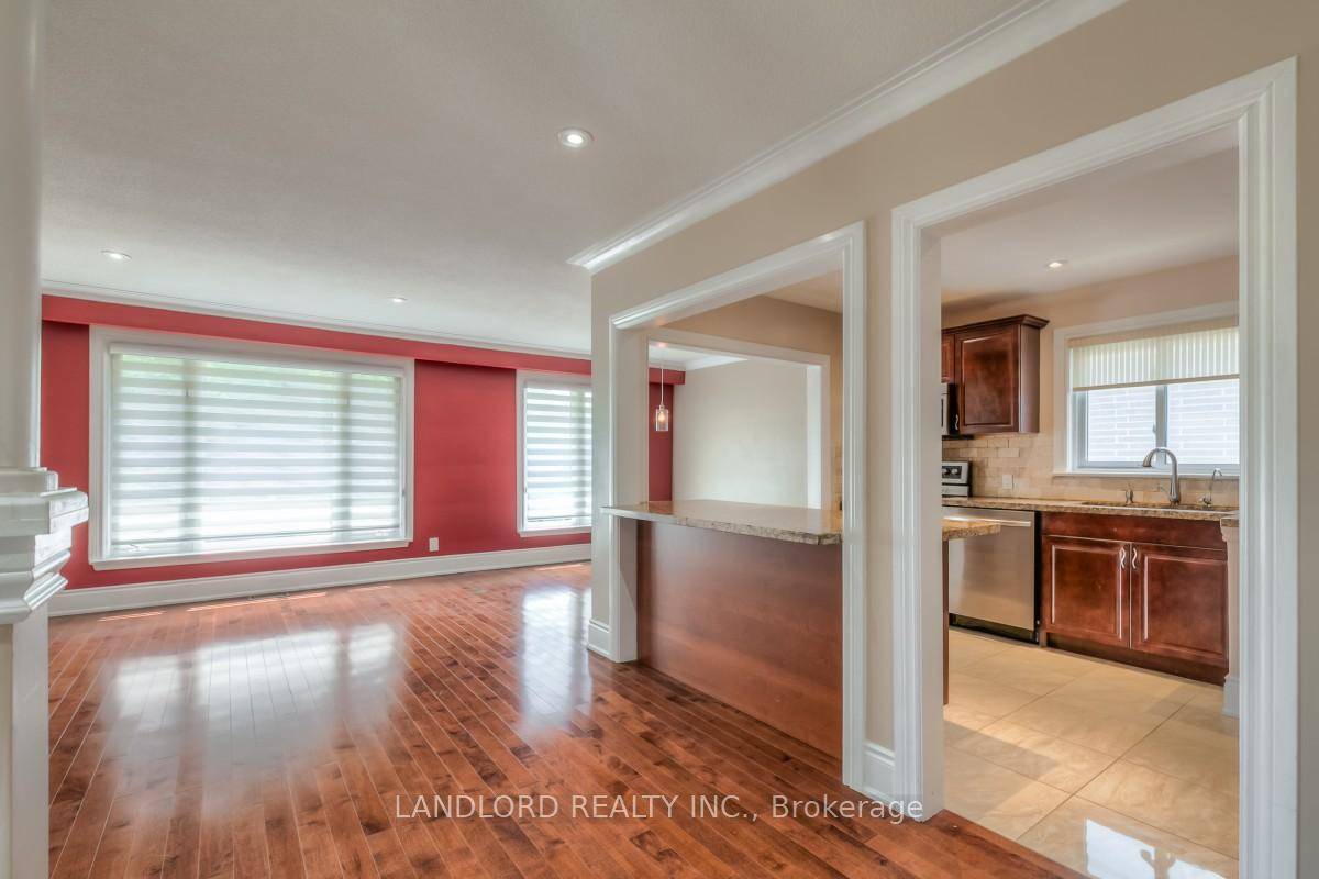 Vacant move in ready professionally managed unfurnished detached bungalow walking distance to Richmond Hill GO train station !