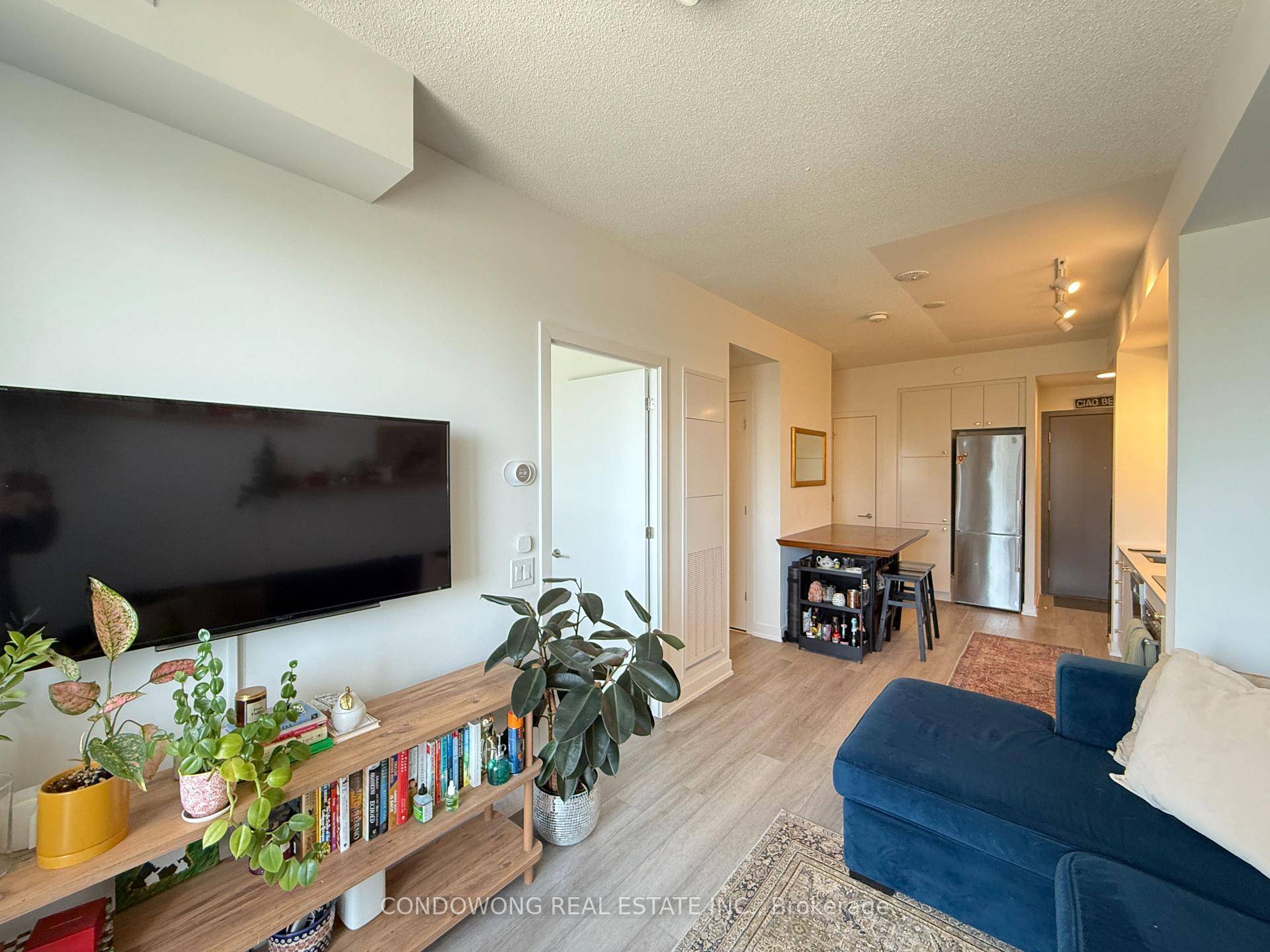 Experience urban living at its finest in this bright and spacious 1 Bedroom Den condo at 9 Tecumseth St.