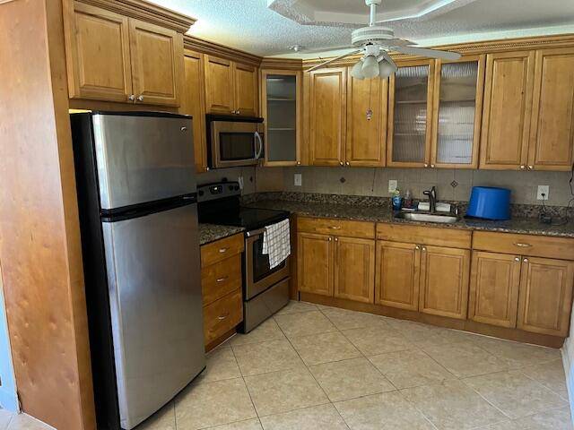 2 BEDROOM, 2 BATH UNIT IN DESIRABLE NEWCASTLE SECTION.