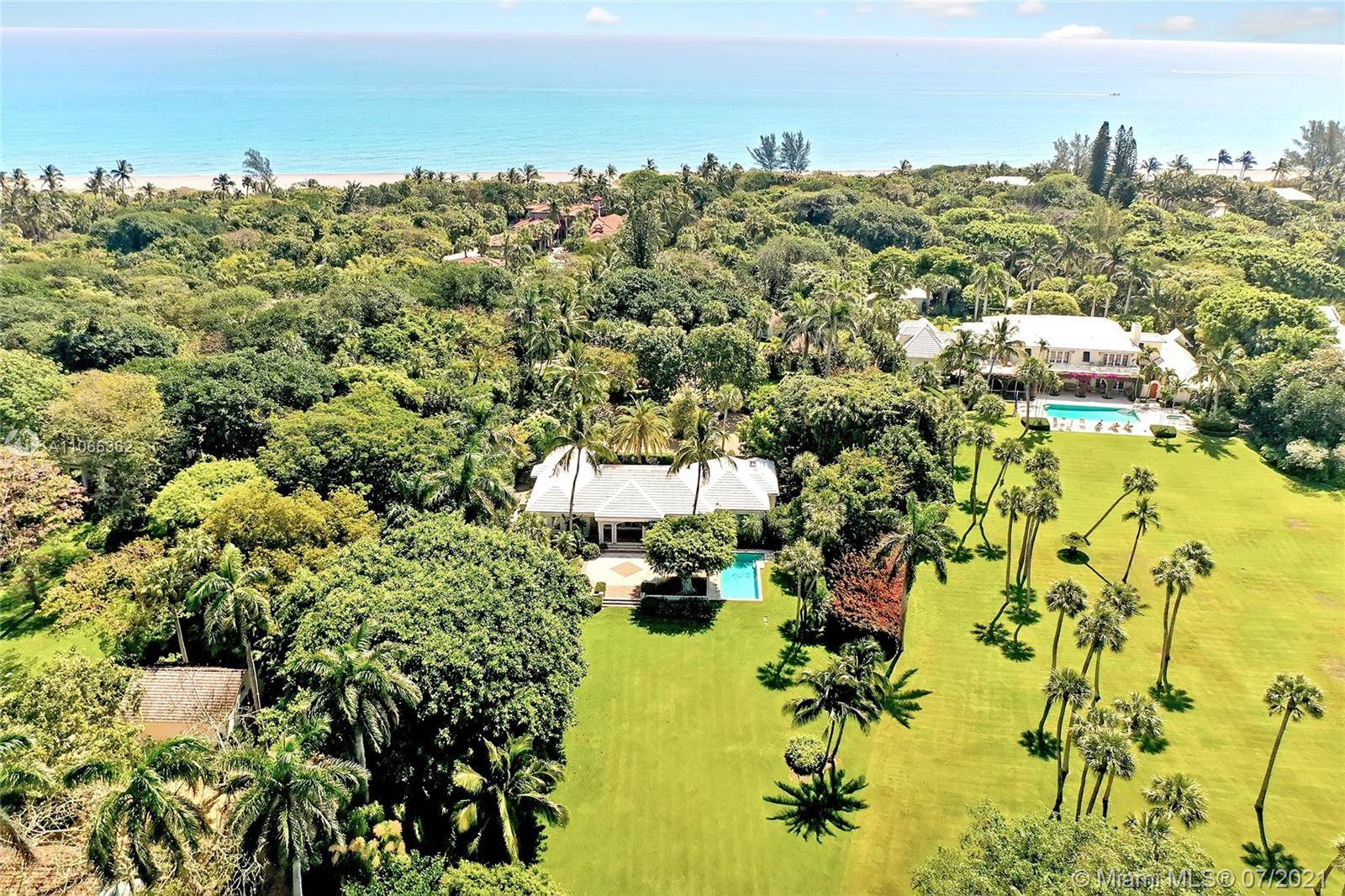 Charming Coastal Chic Seasonal Rental on Jupiter Island available the months of November December 2021.