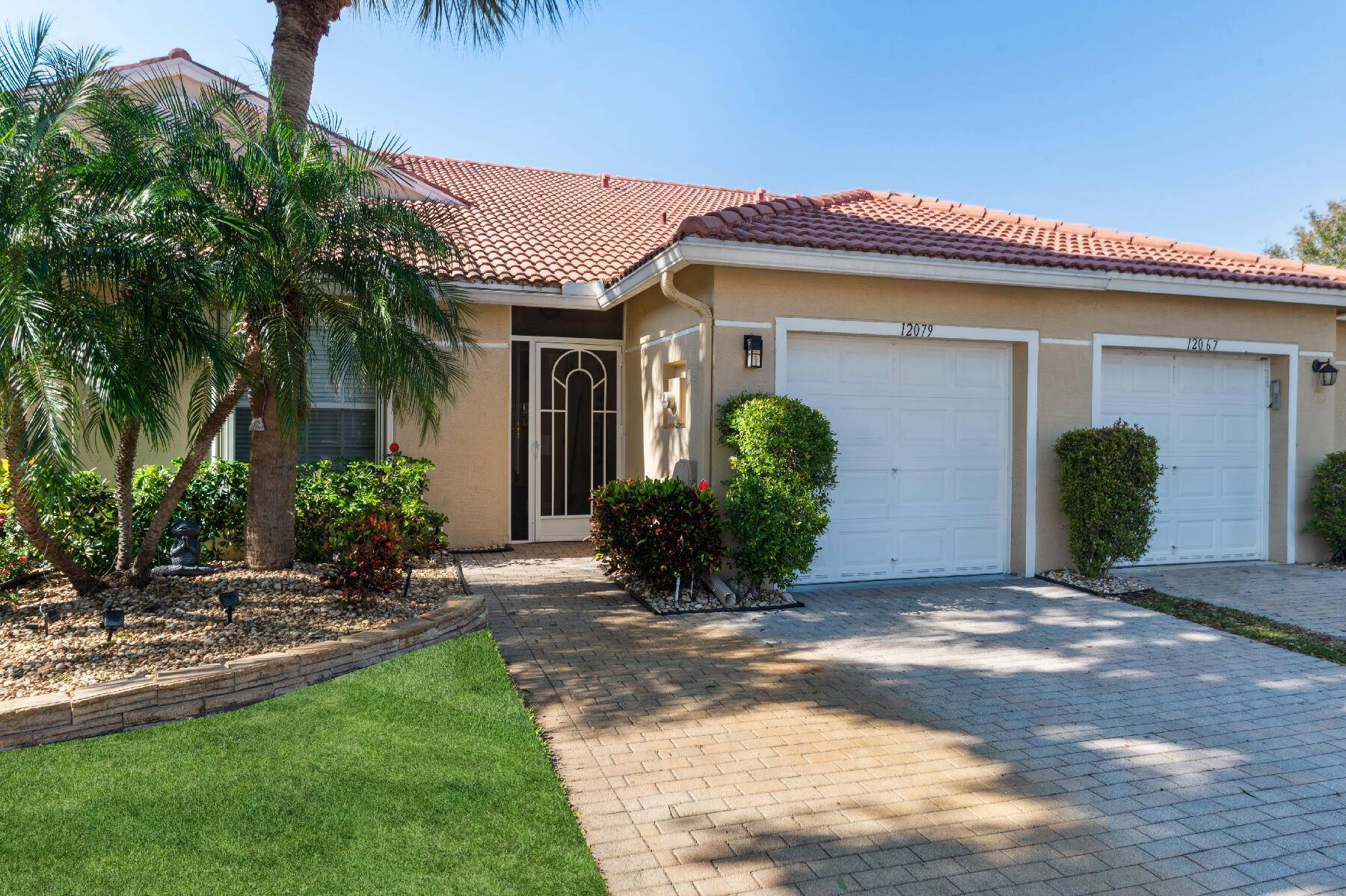 COME ENJOY LIVING IN TUSCANY BAY.