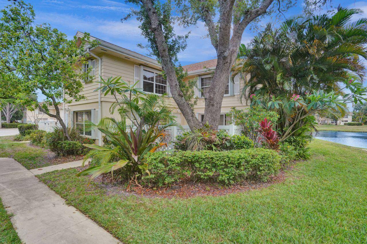This all ages 2 bedroom, 2 1 2 bathroom, townhouse in Wellesley at Lake Clarke Shores has a lovely water view.