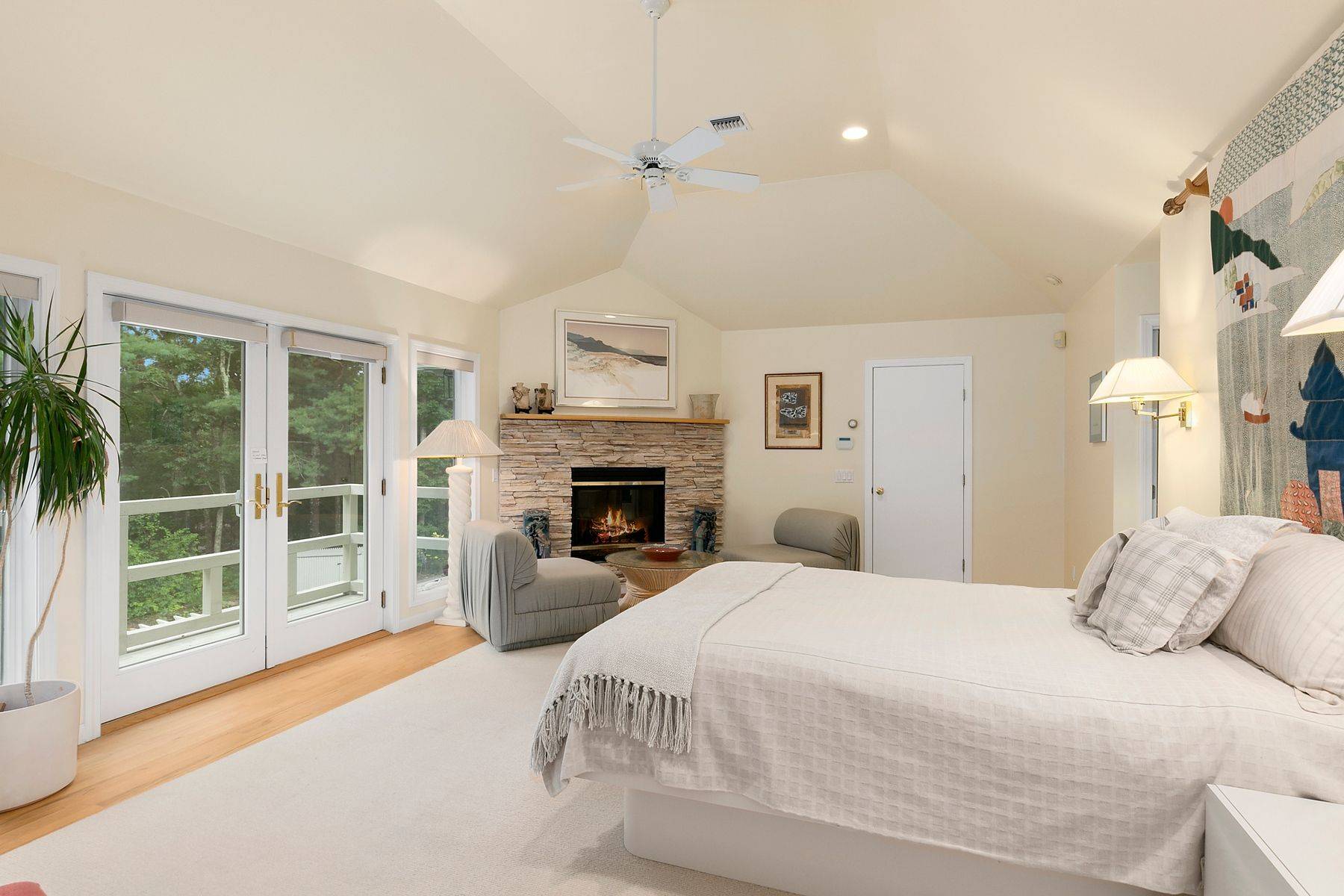 Close to East Hampton Village & Sag Harbor Village shops &beaches