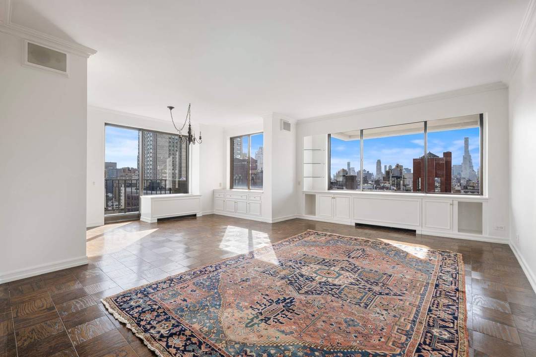 VIEWS ! Bright 2 Bedroom w Balcony in Prime Carnegie Hill Discover an exceptional opportunity to create your dream home in the heart of Carnegie Hill, one of Manhattan s ...