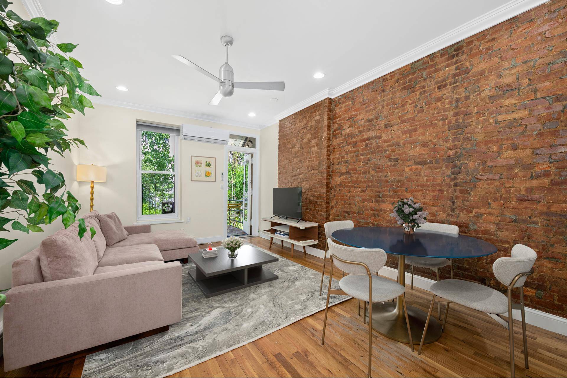 This spacious and light flooded 2 bedroom corner apartment is now available in the heart of Park Slope !