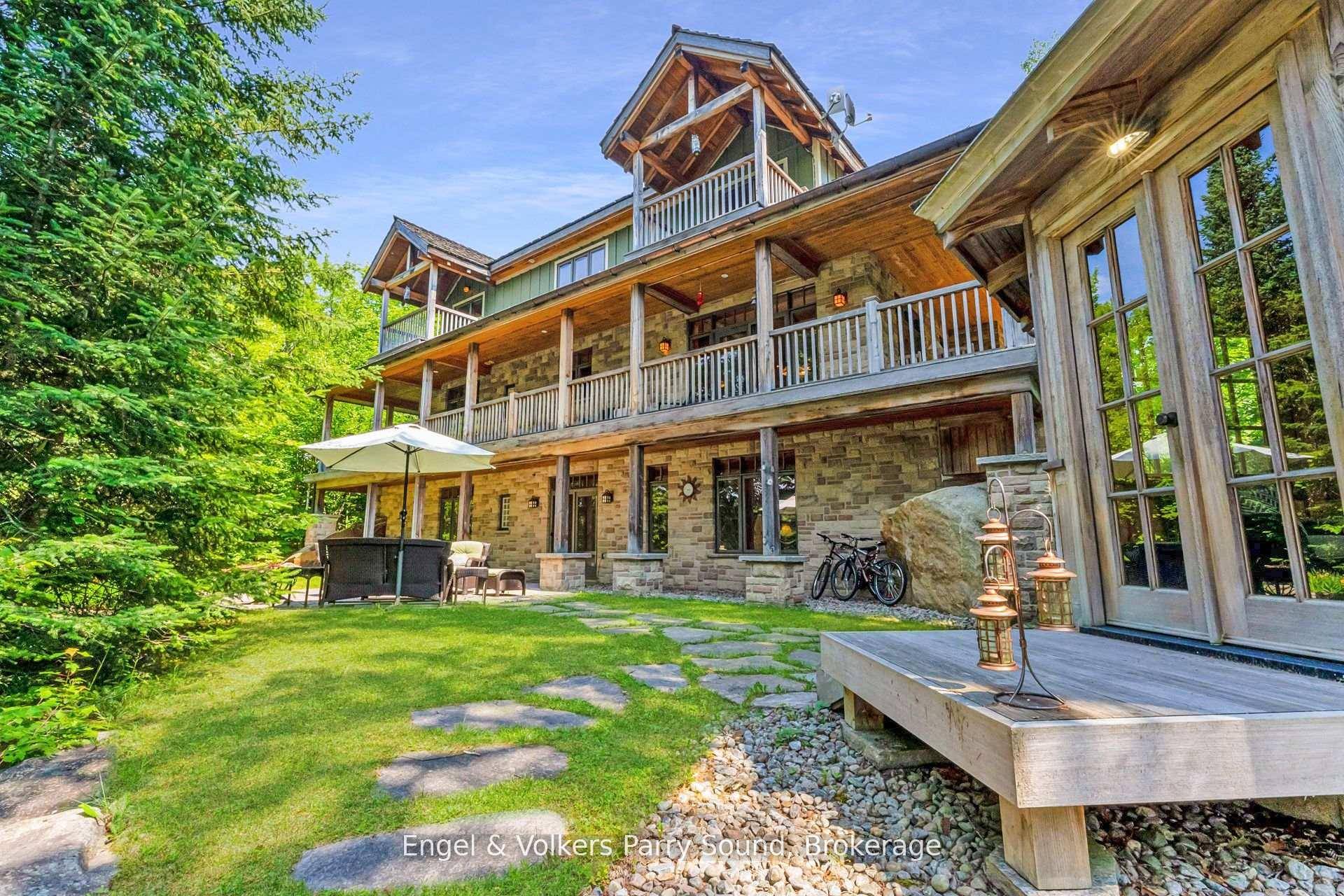 A Rare Lakeside Masterpiece on Limestone Lake.