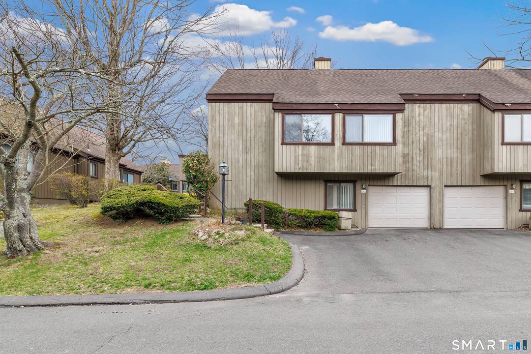 Step into the possibilities of this beautifully updated, ideally located Emerson style condo in the lively 55 community of Oronoque Village.