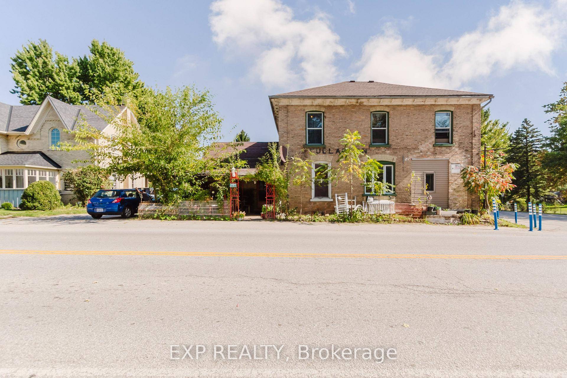 Welcome to this 4 Bedroom and 4 Bathroom Home, with 2 Kitchens on the Main Floor.