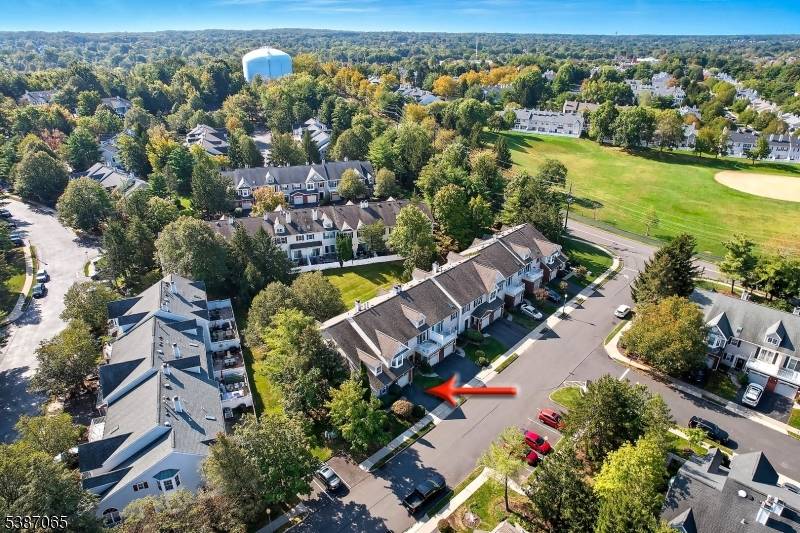 Step inside this spacious end unit townhome in the highly sought after Beacon Hill community in Franklin Park !