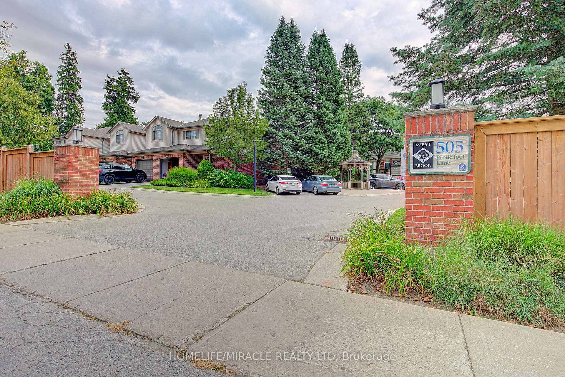 Beautiful end unit townhouse in sought after West London !