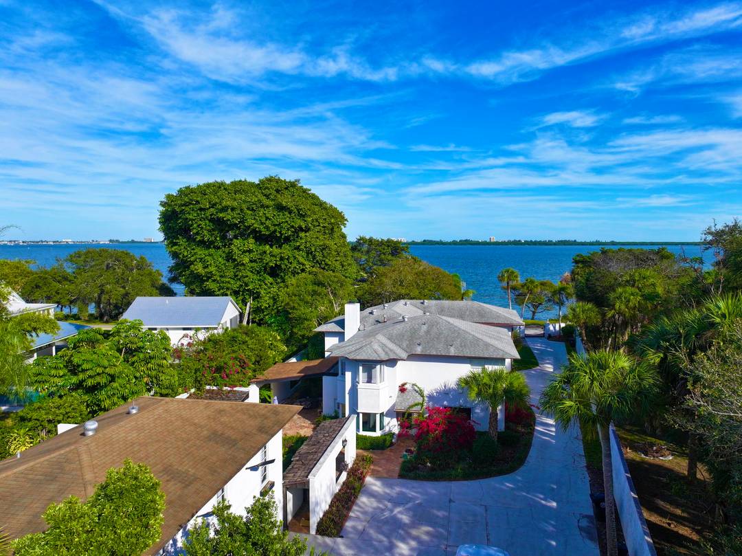 WELCOME TO COASTAL LIVING ON THE SCENIC INDIAN RIVER DRIVE !