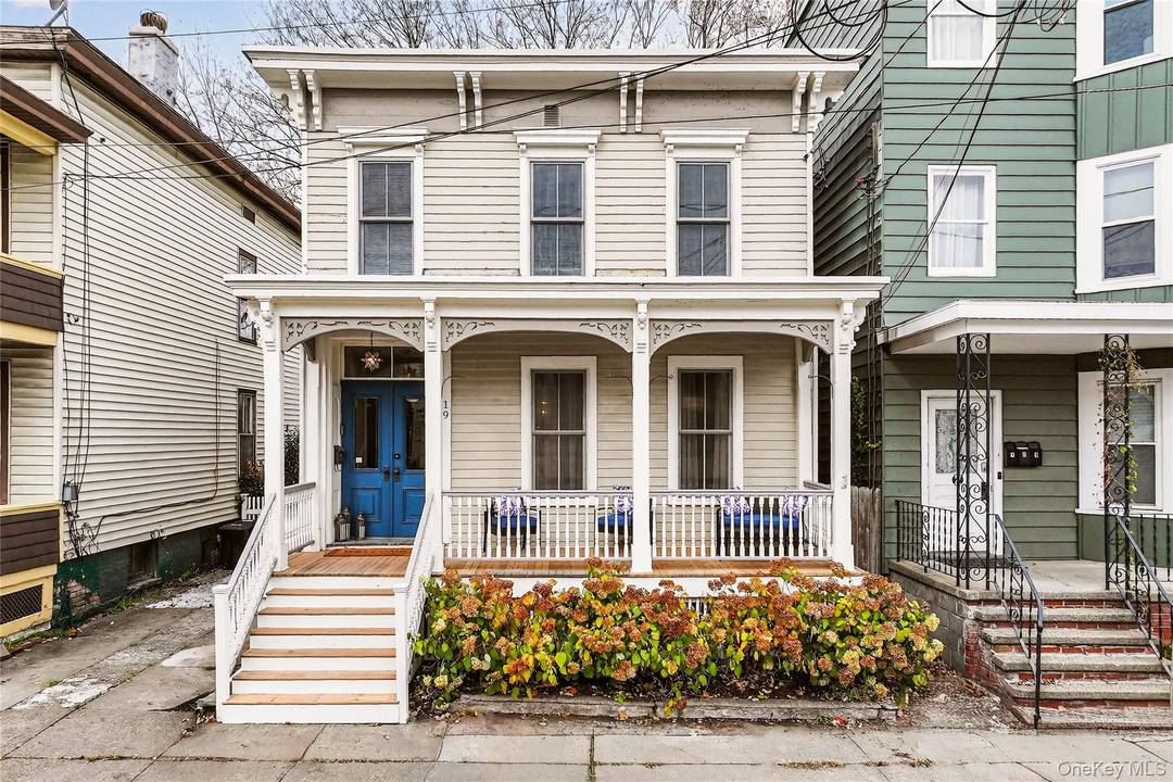 Welcome to Fritts Crawford House, a beautifully updated circa 1890 Victorian two family home just steps from Hudson s vibrant upper Warren Street.