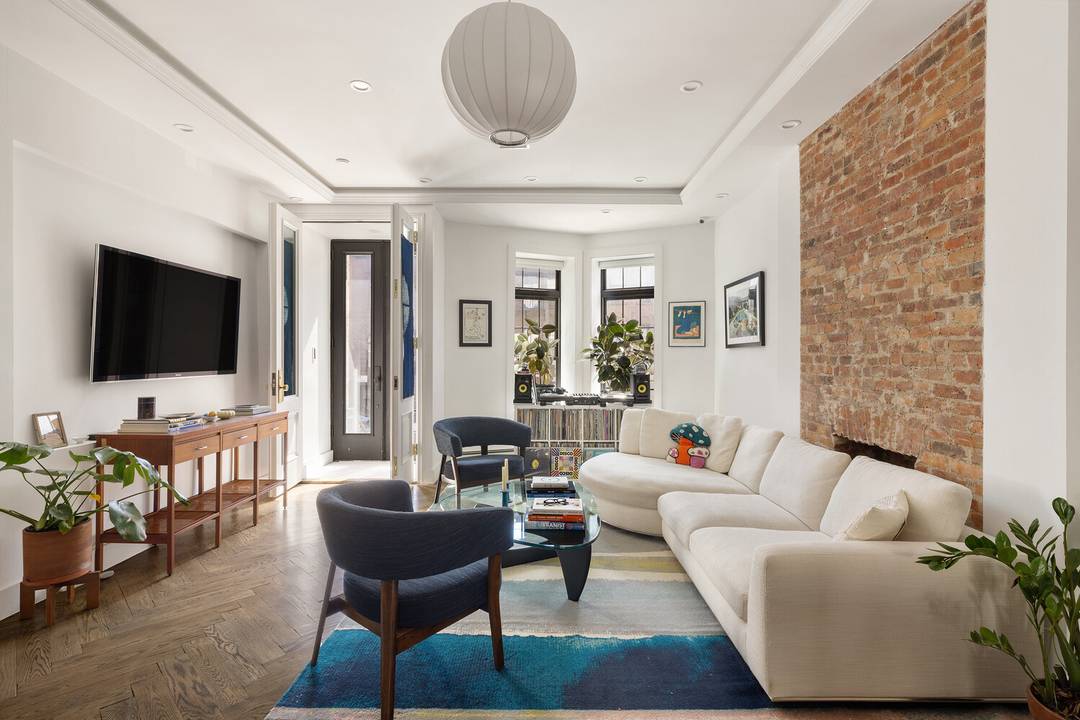 Welcome to 113 Jefferson Avenue, a fully renovated brownstone set on one of the strongest stretches of Bed Stuy, right between Bedford and Nostrand.