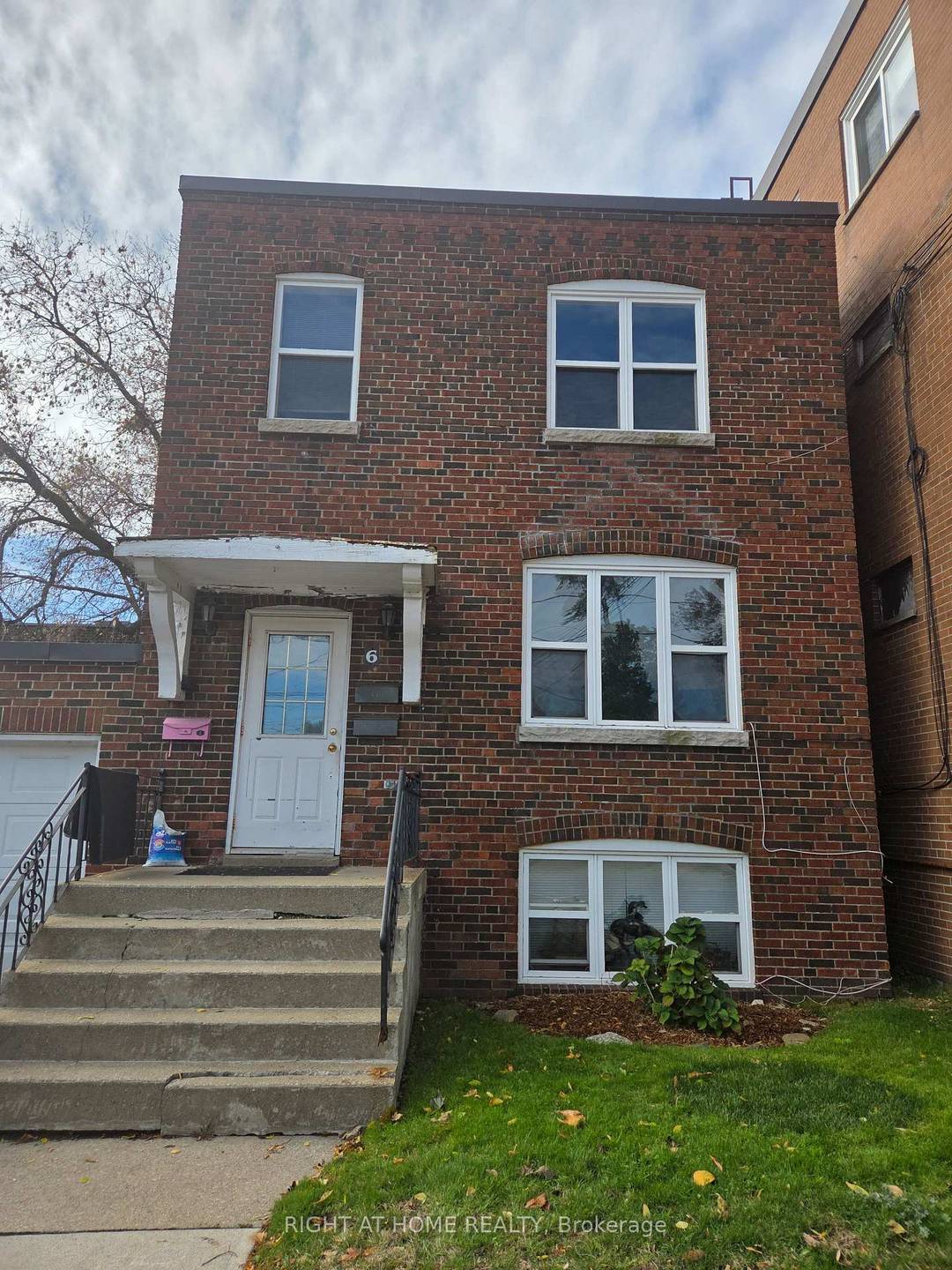 Welcome to 6 Stavebank Road, Unit 2 a bright and spacious 2 bedroom suite located in one of Port Credit's most desirable areas !