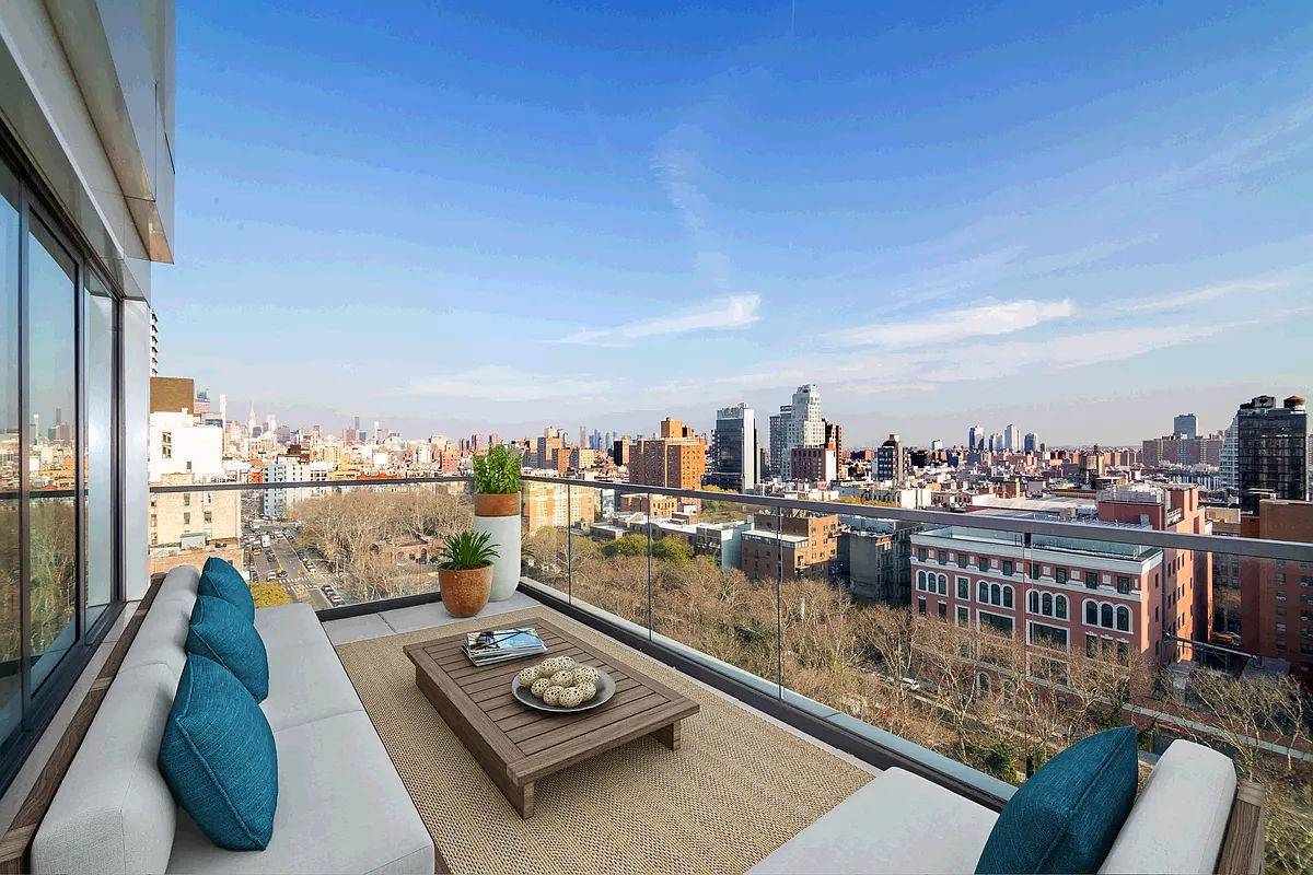 City Views from this oversized terrace with unobstructed eastern exposure !