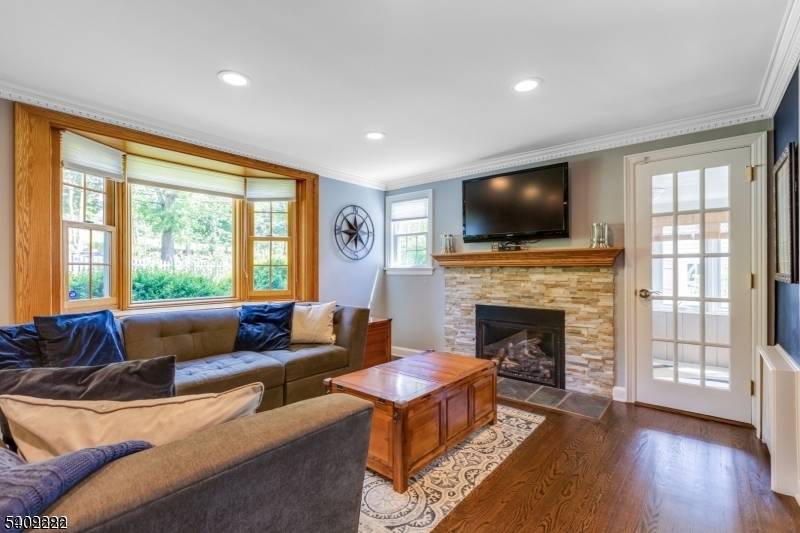 Clean, modern living in Livingston.