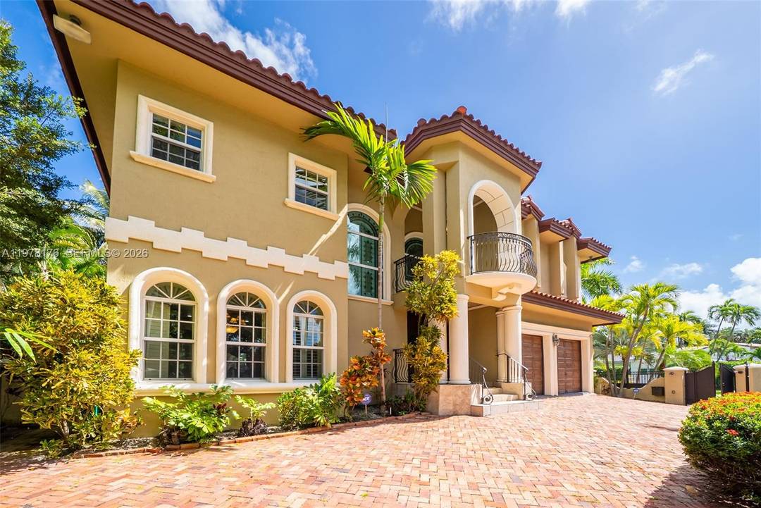 Premier location on N Bay Road 5 bedrooms 4.