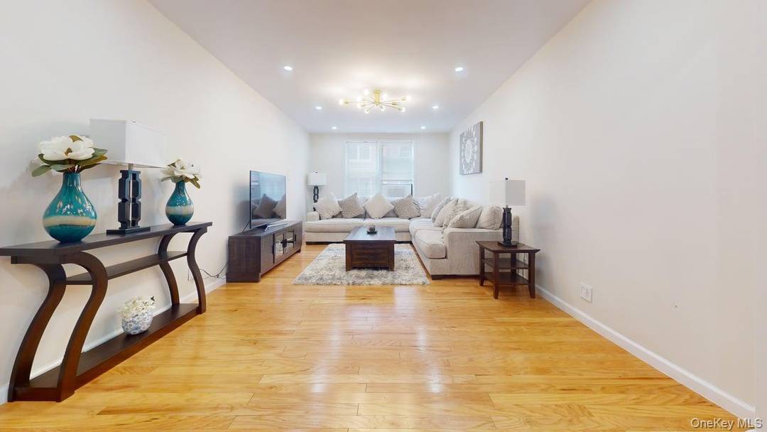 EXCEPTIONAL OVERSIZED 2BR DREAM OPPORTUNITY FOR QUALITY, VALUE and PRIME LOCATION 1100sqft of Pristine Beauty and Luxurious Renovations in Prime Forest Hills EXCITING APARTMENT FEATURES BOUTIQUE LIVING Sunbathed Apartment with ...