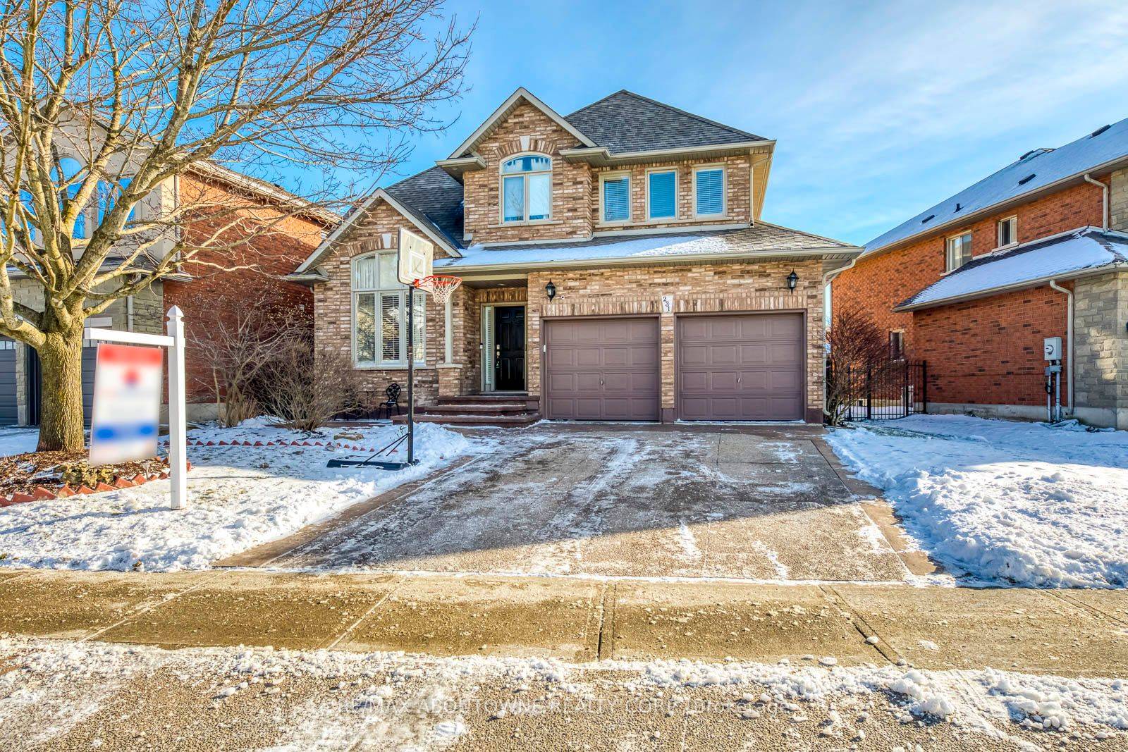 Immaculate 4 Bedroom 2 Storey Detached Home !