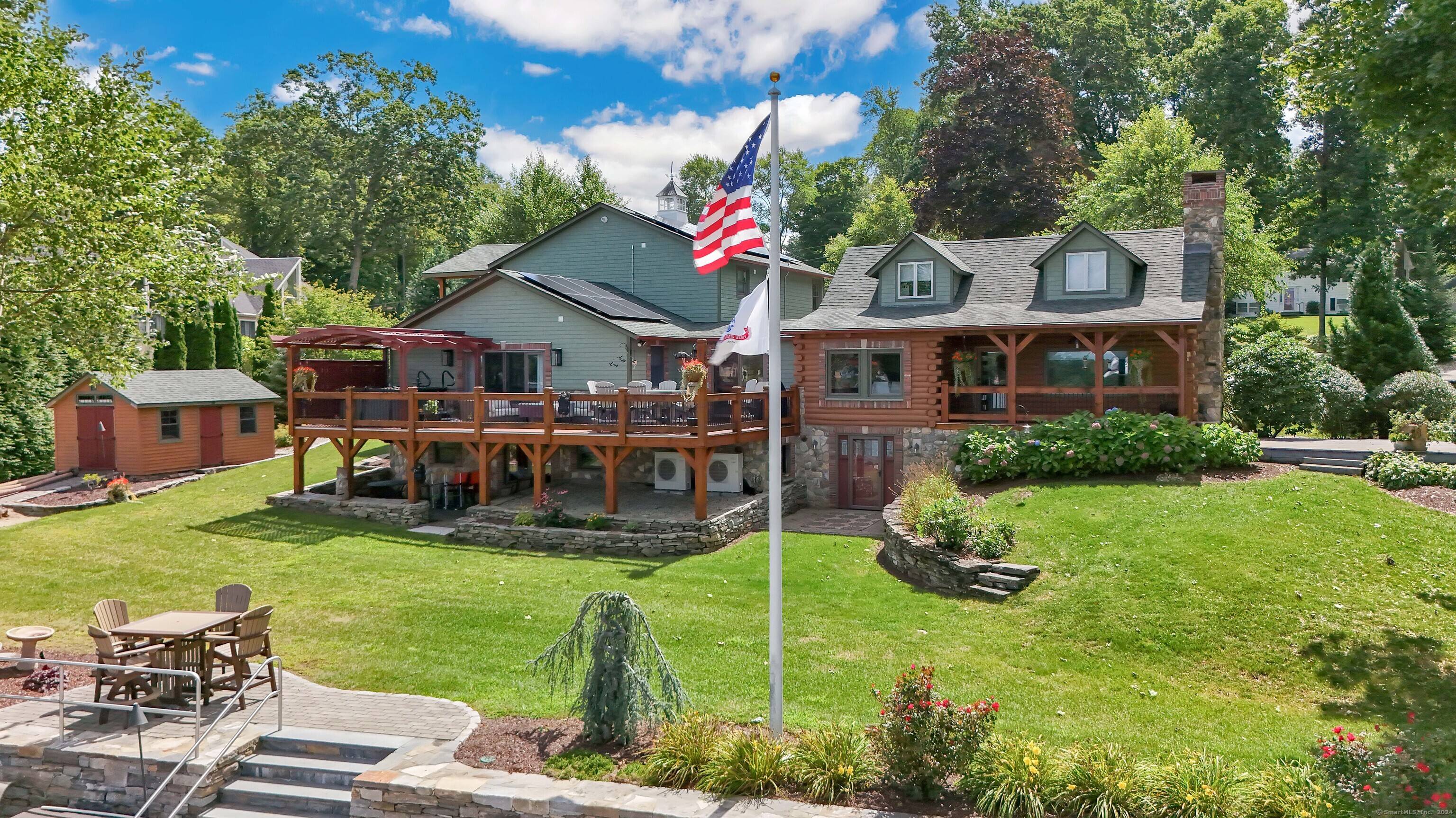 Welcome to your dream lakefront property !