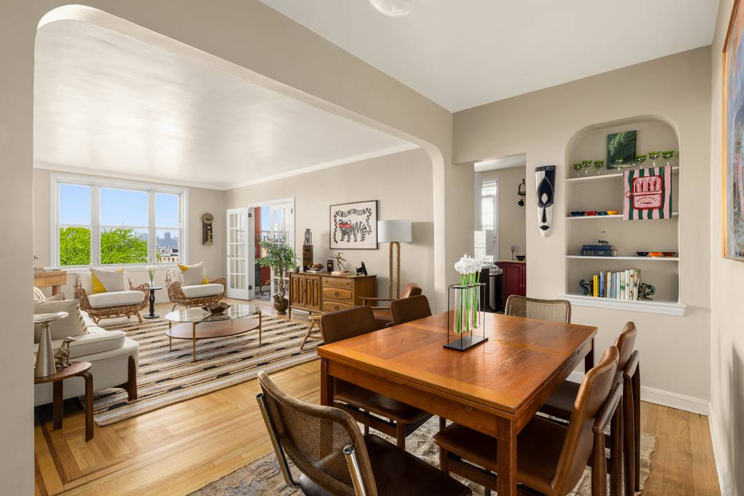 Residence E5 at 44 Prospect Park West is a graciously proportioned two bedroom home offering sweeping Park Slope and Manhattan skyline views directly across from Prospect Park.