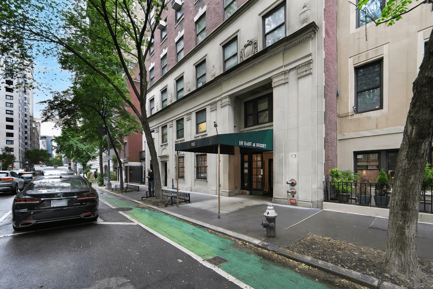 Professional healthcare office space is available for purchase in this boutique, pre war, full service, cooperative healthcare office building located in Lenox Hill.