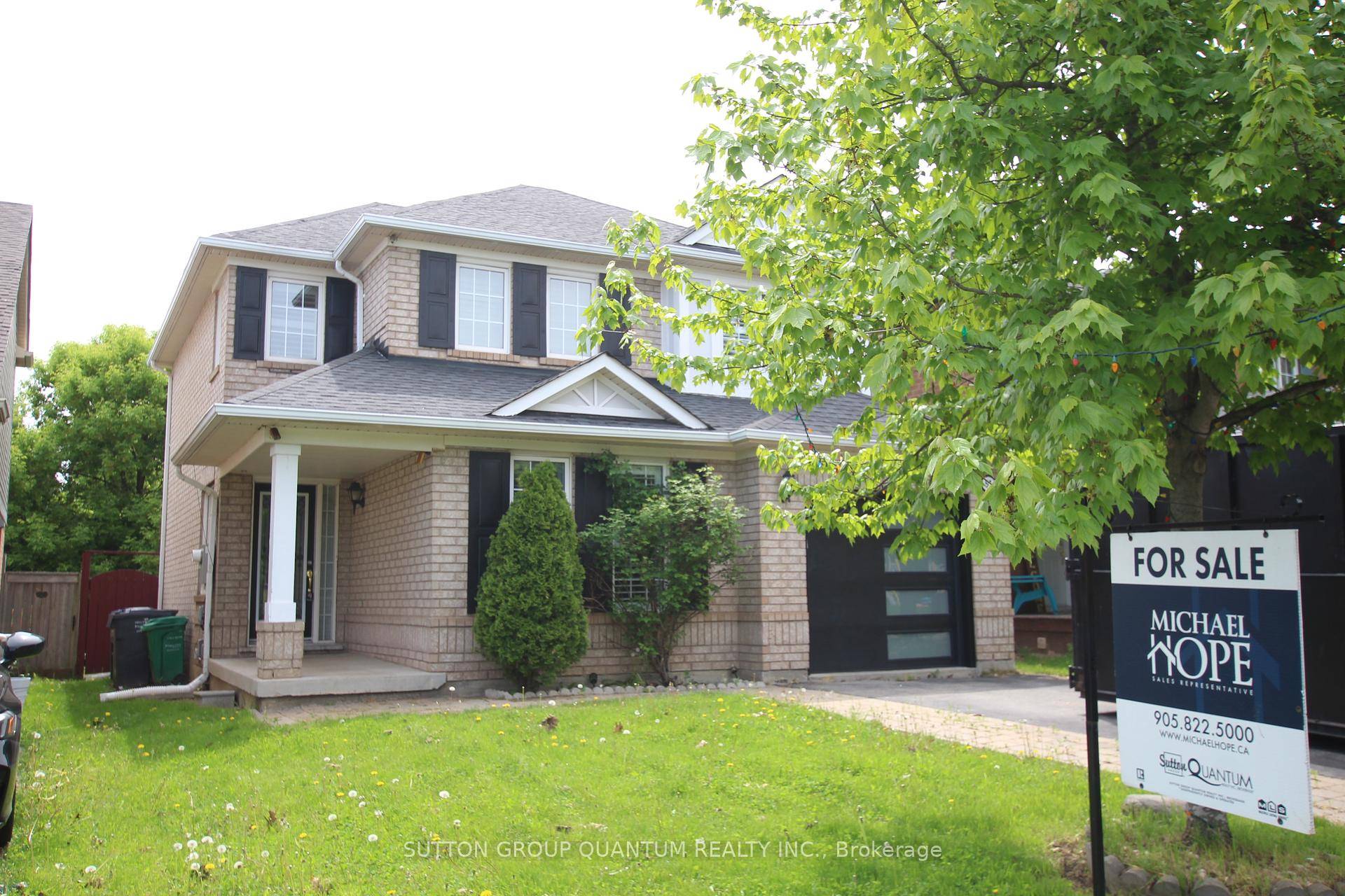 Beautiful All Brick Detached Home in Sought After Family Neighbourhood !