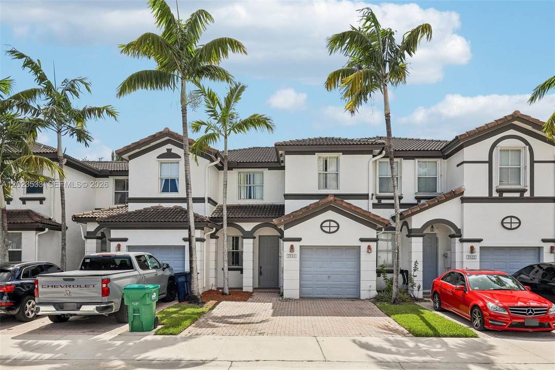 Beautiful 3 bedrooms 2. 5 bathrooms townhome in the gated community Windward at Islands at Doral.