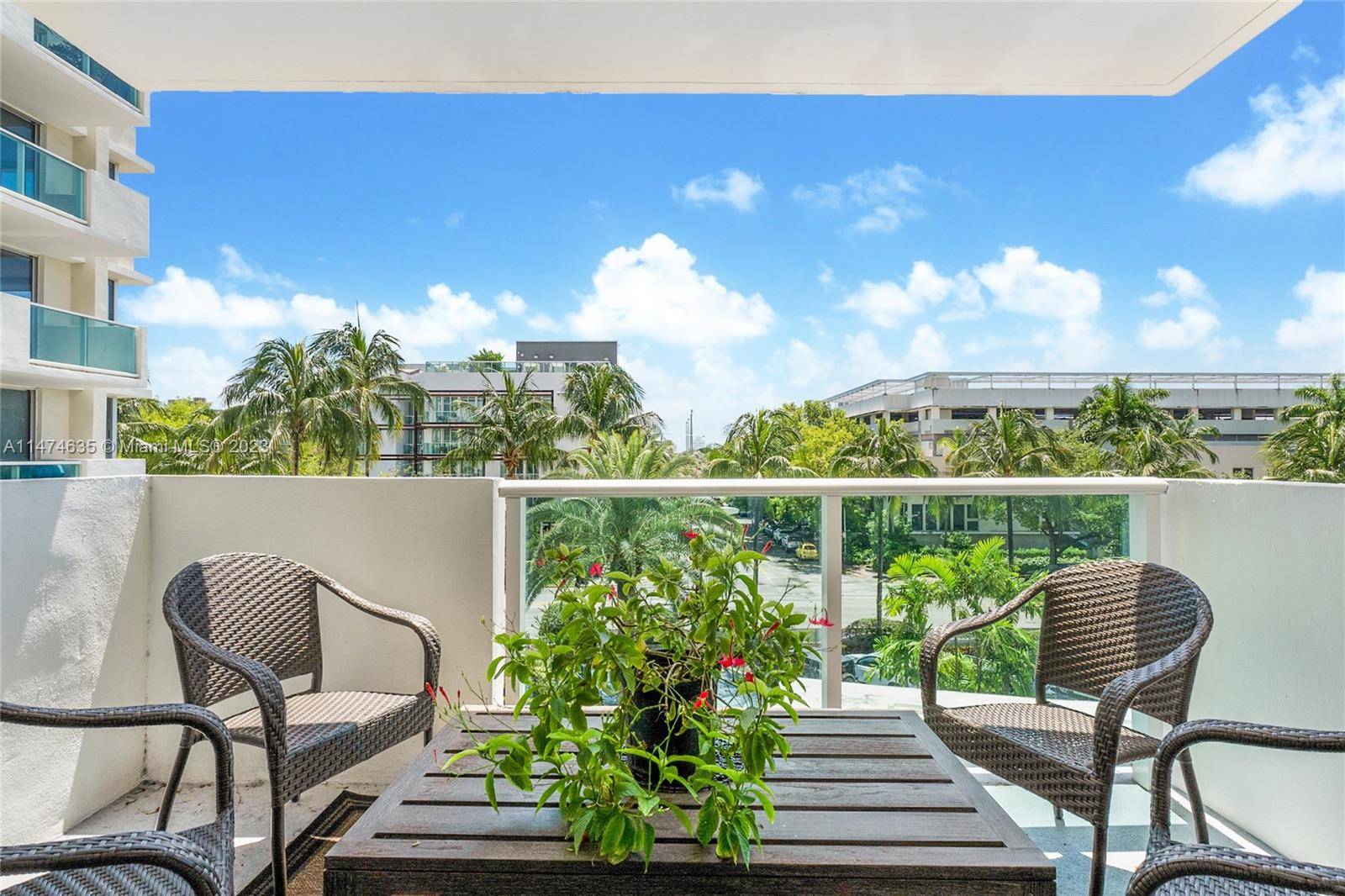 Very bright 1 Bedroom unit in the heart of Sobe at Mirador.