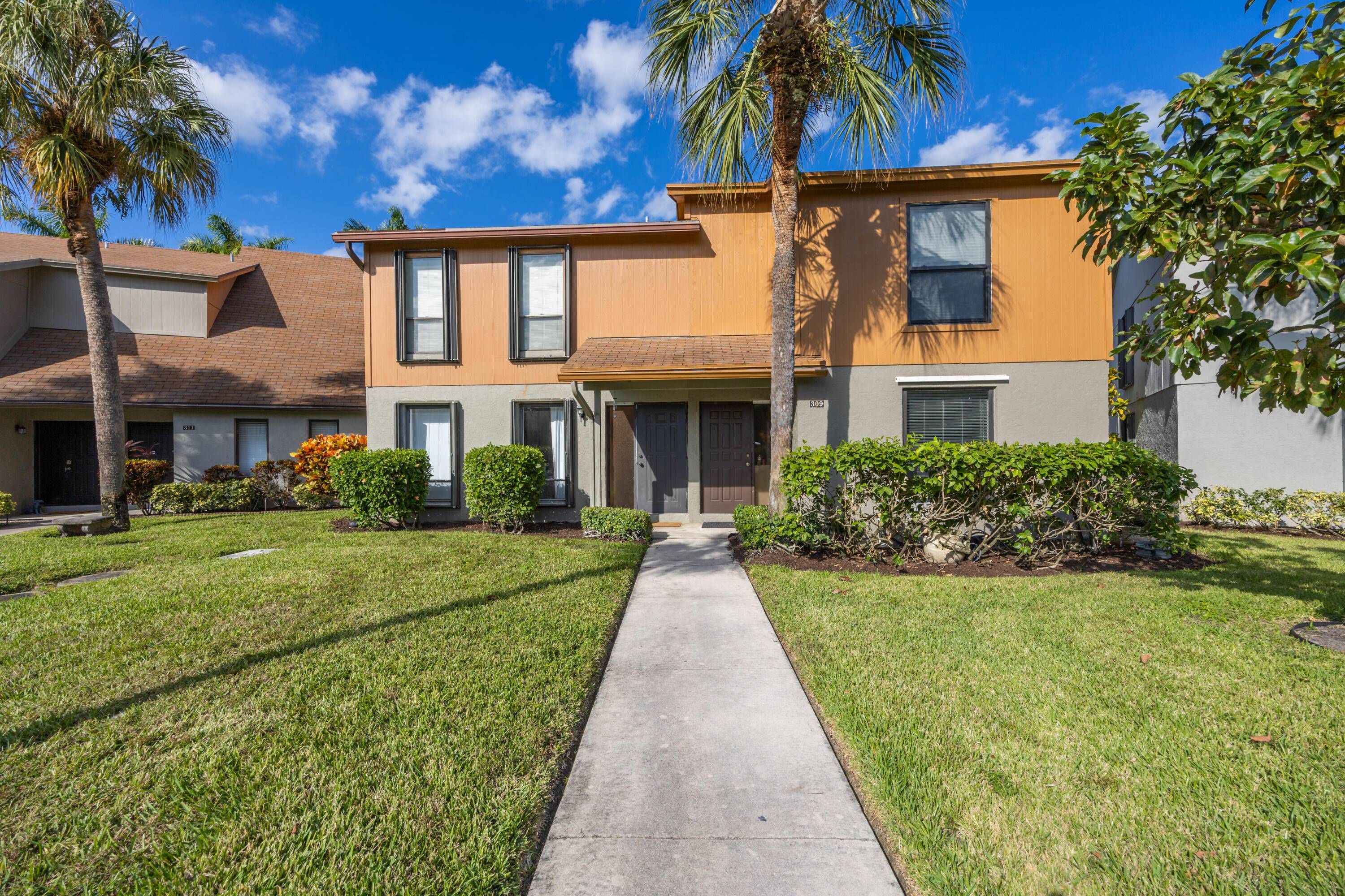 This townhome in Sandtree HOA offers 3 beds, 2.