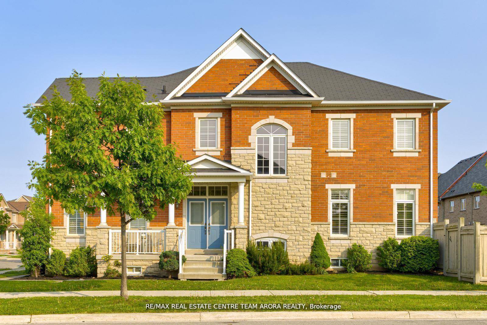 Rarely offered ! ! Corner 2 Storey Townhouse with 4 bed in Oakville, Boasting over 2, 100 sq.