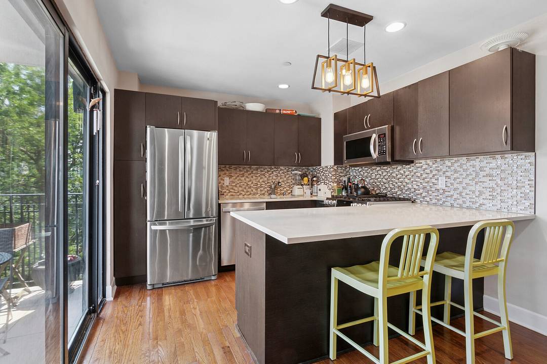 Welcome to 185 York Street, a serene and stylish 2 bedroom, 2 bath condo located in the heart of Dumbo and Vinegar Hill.