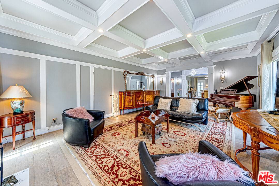 821 Lorraine Blvd 6BR Hancock Park La