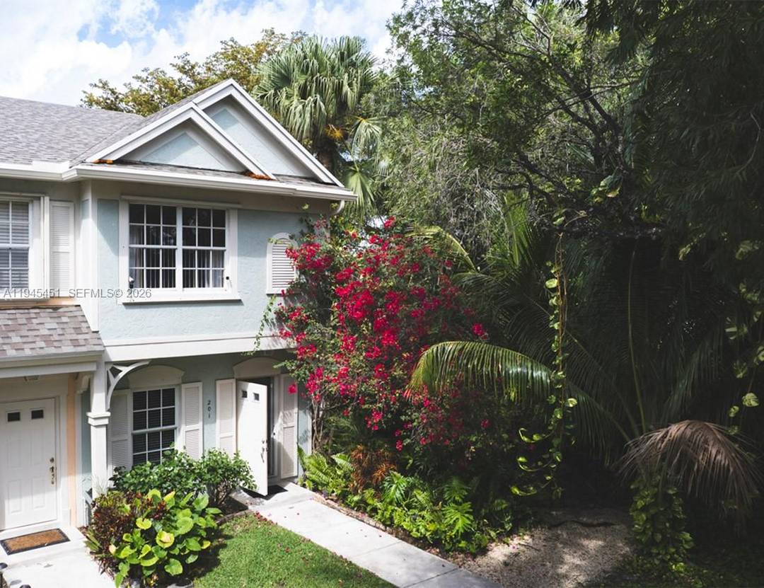 Beautiful Townhouse for Sale with a modern design and high quality finishes.