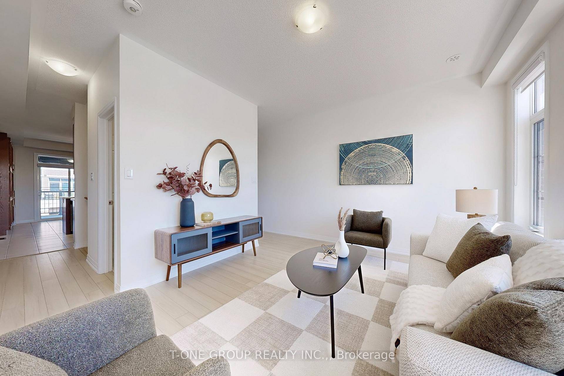 Stunning amp ; Immaculately Maintained Luxury 3 Bedroom Townhome Offers Convenient Living amp ; Modern Living In Markham.