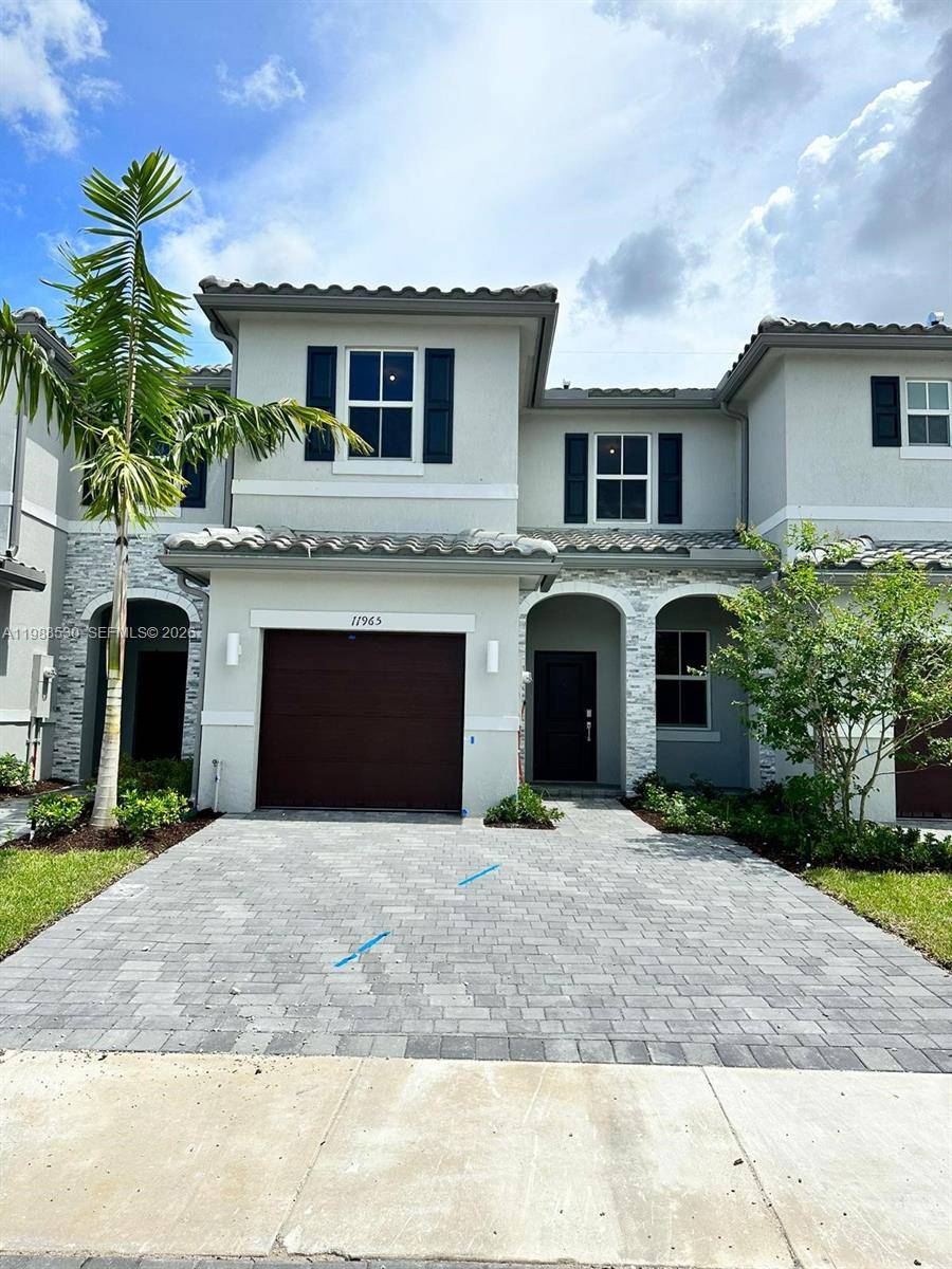 3bds, 2. 5 bth family friendly home located in the heart of Coral Springs !