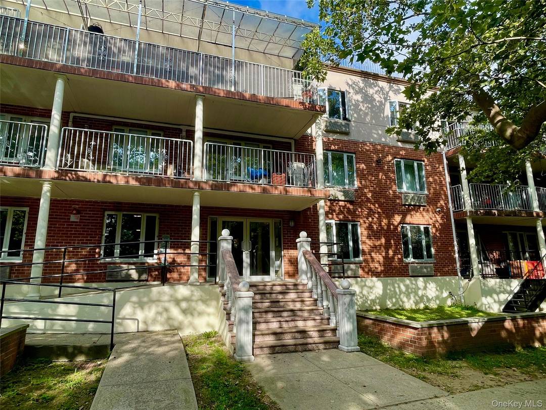 Nestled in the heart of Forest Hills, this beautifully maintained 1 bedroom, 1 bathroom unit offers the ideal blend of comfort, convenience, and modern living.