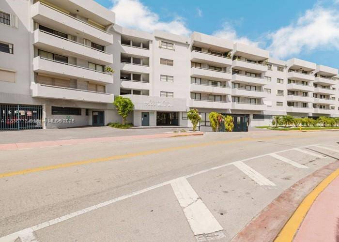 Great location ! Walking distance to the beach.