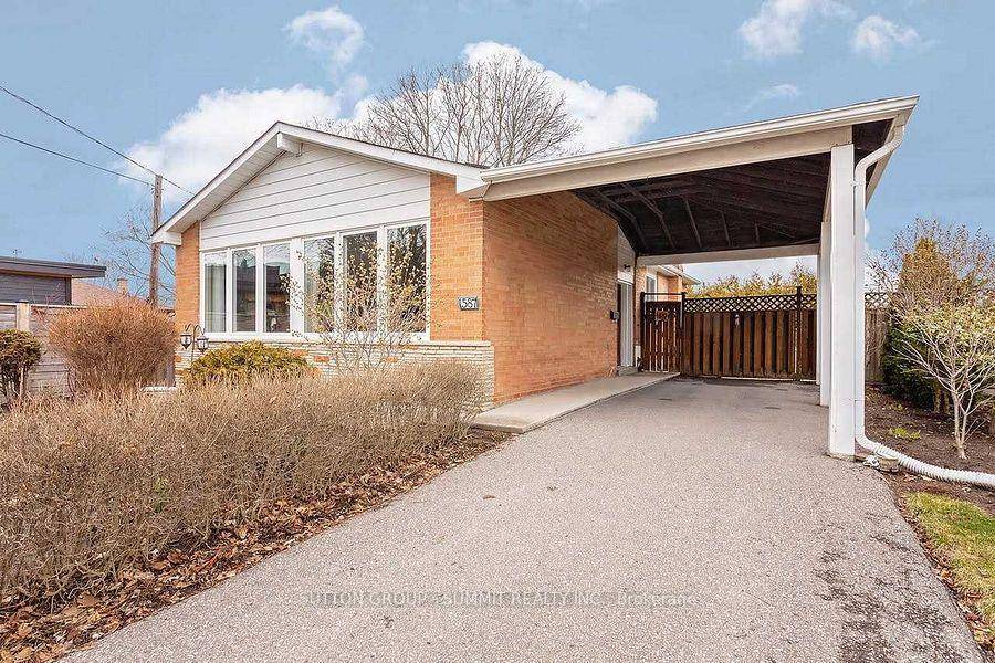 Located in a beautiful upscale area within Lorne Park school disctrict.
