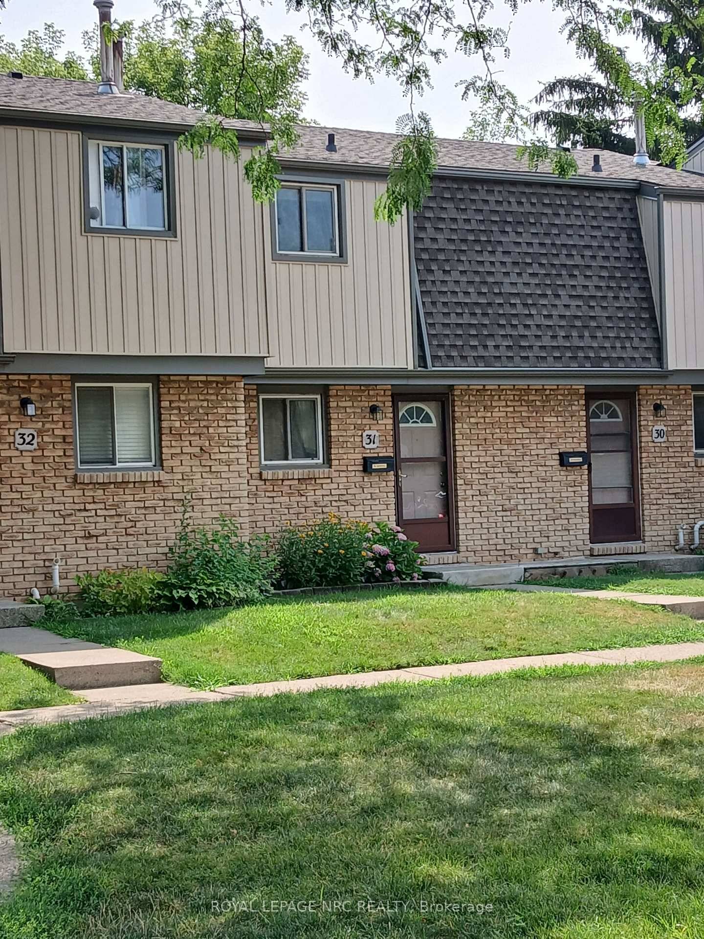 WELL CARED FOR 2 BED, 2 STOREY CONDO TOWNHOME IN GREAT AREA OF NORTH END ST.