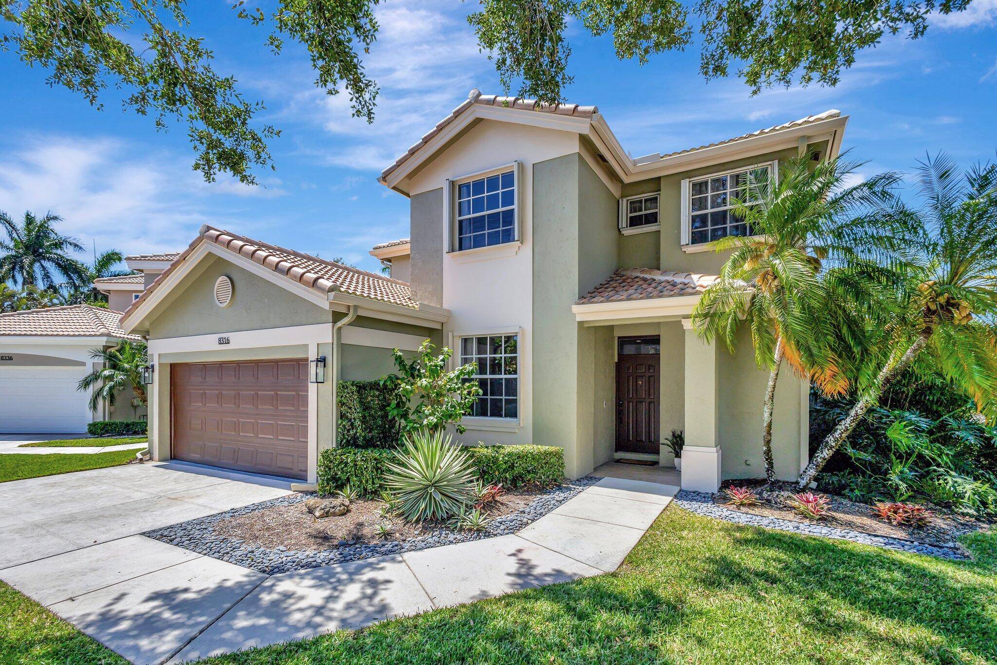Convenient location ! Just steps to all club amenities and down the street from the guard gate.