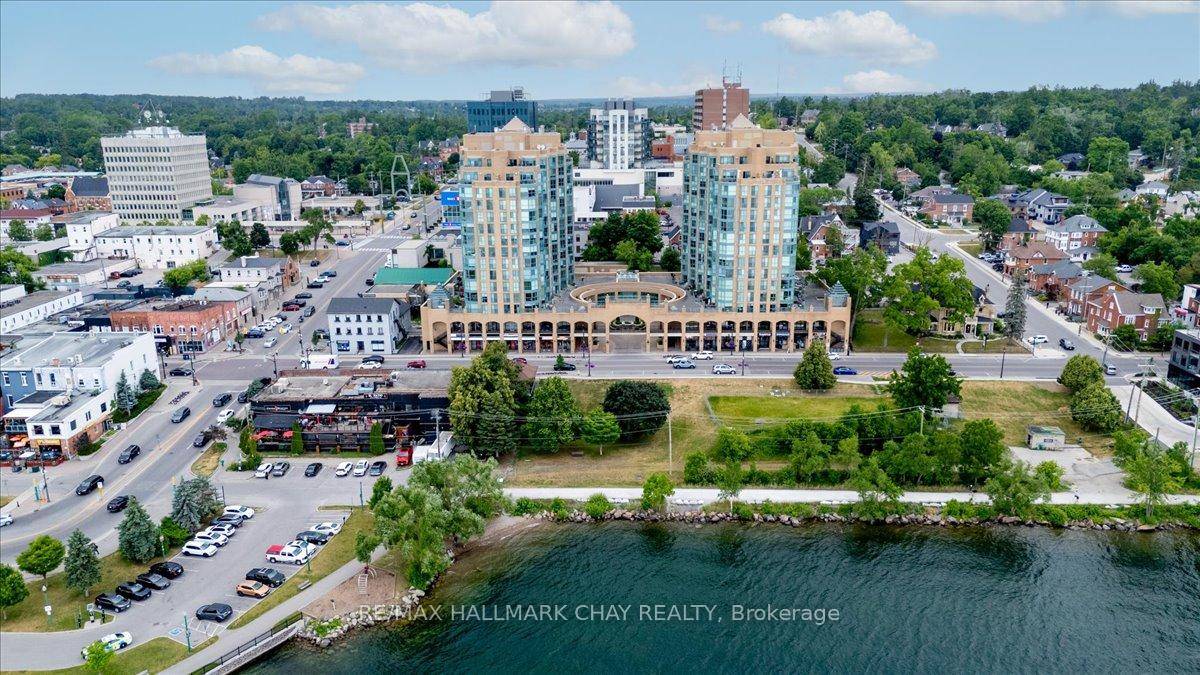 Spacious 2 bedroom, 2 bathroom 1, 100 Sq Ft Renaissance front suite with panoramic views of Kempenfelt Bay.