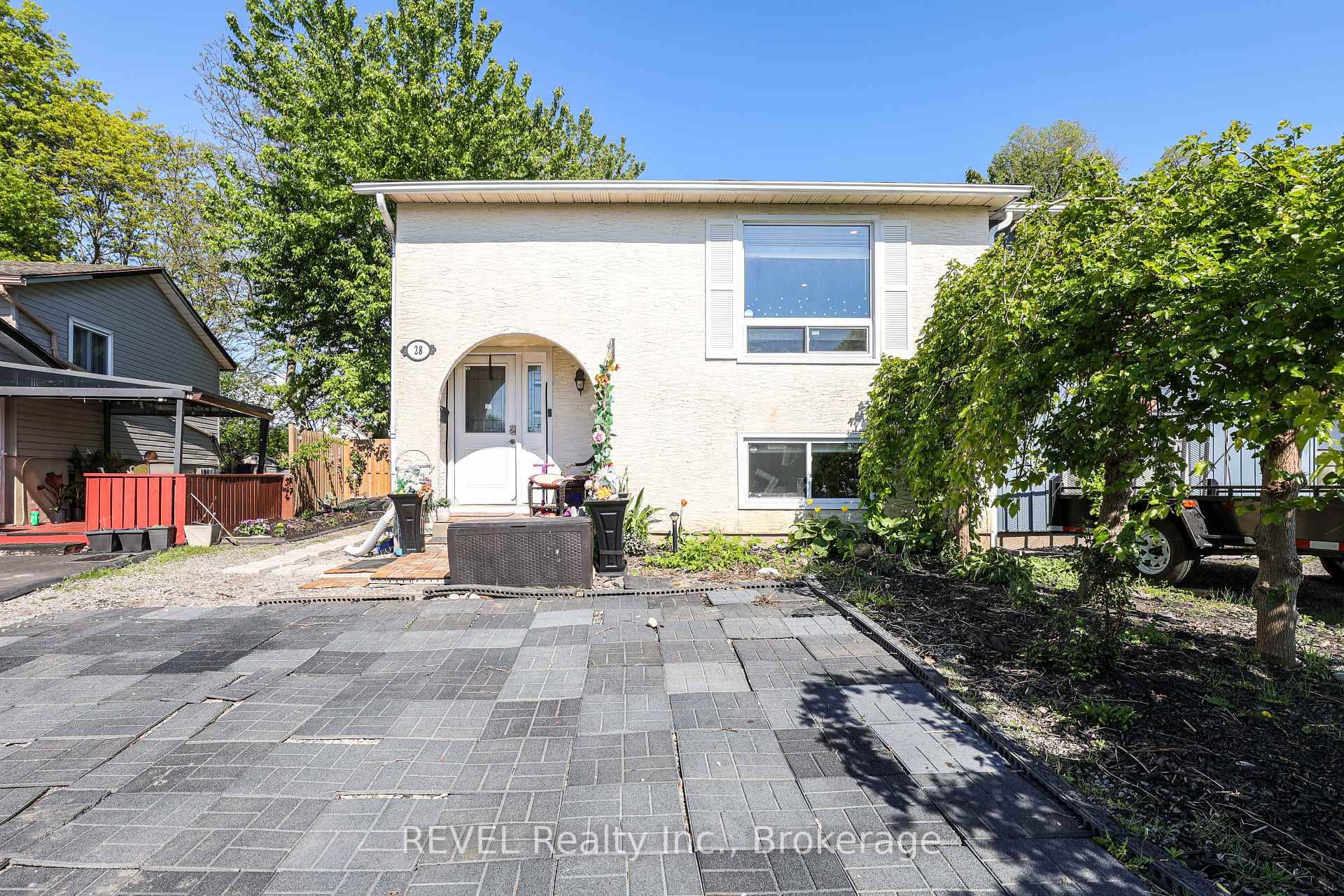 Welcome to 28 Dodds Court in Fort Erie.